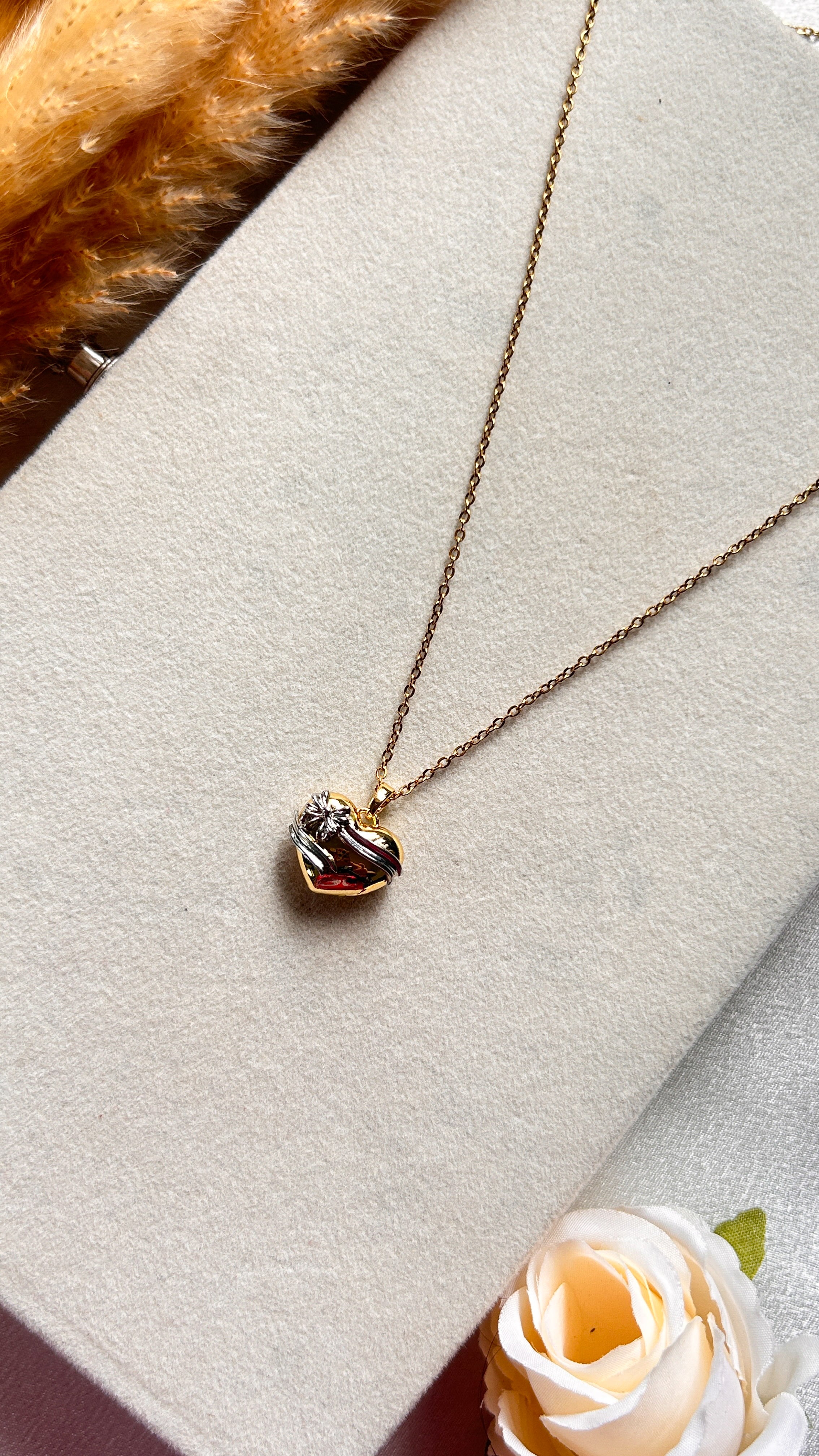 Amora Pendant Necklace