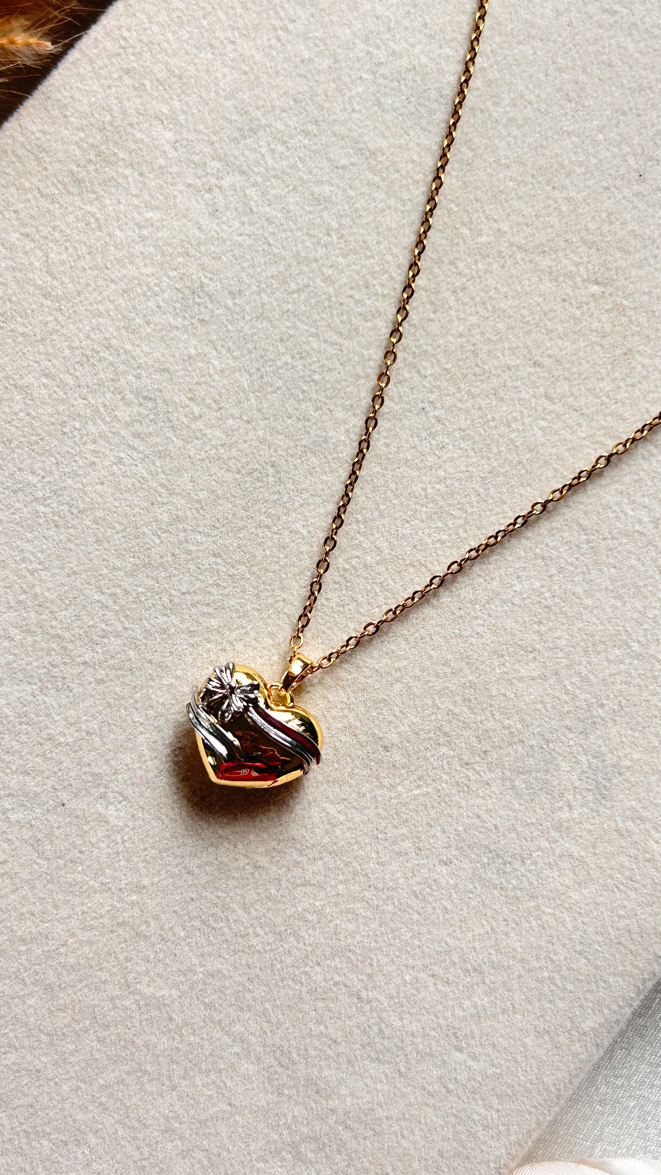 Amora Pendant Necklace