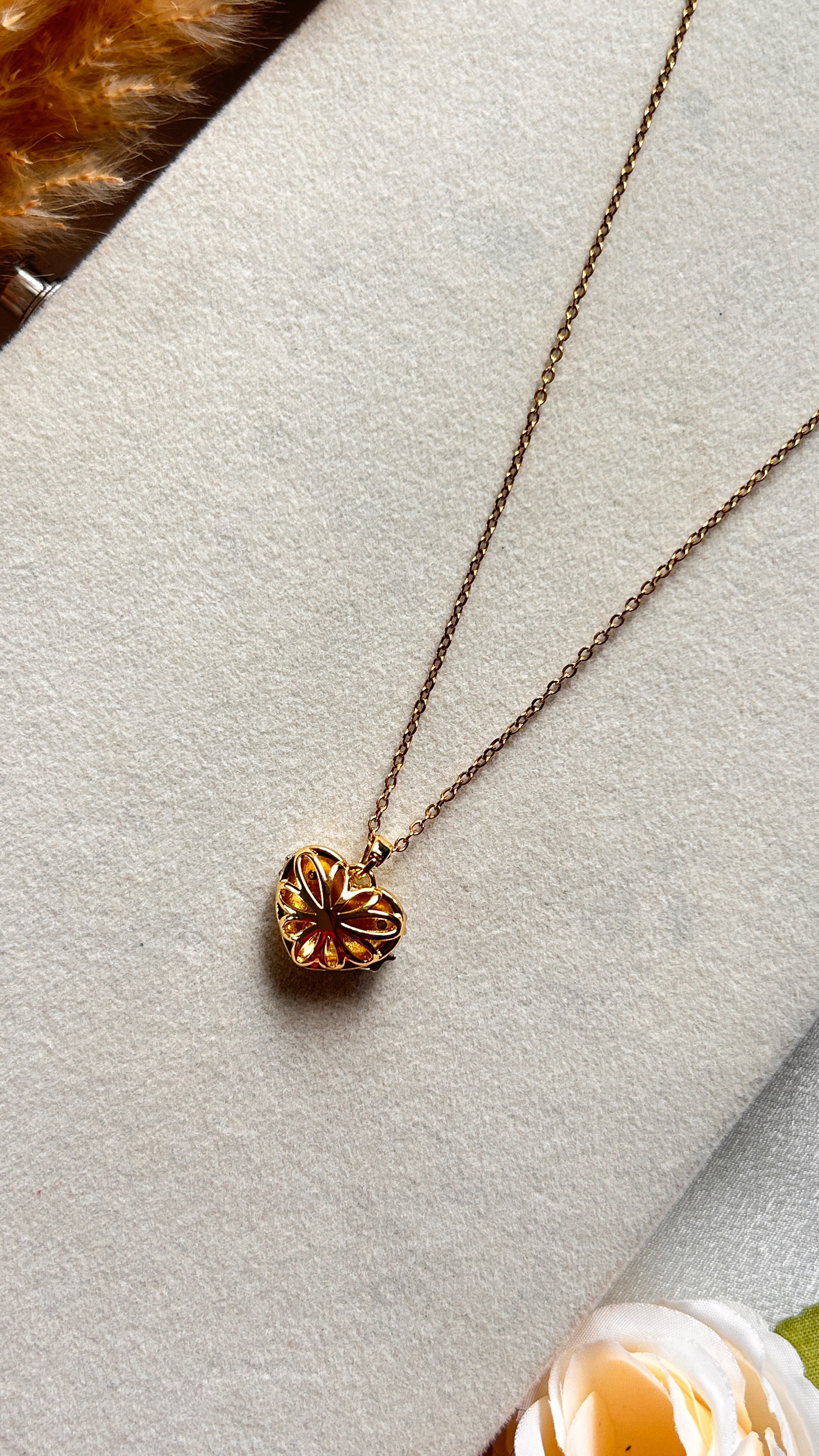 Amora Pendant Necklace