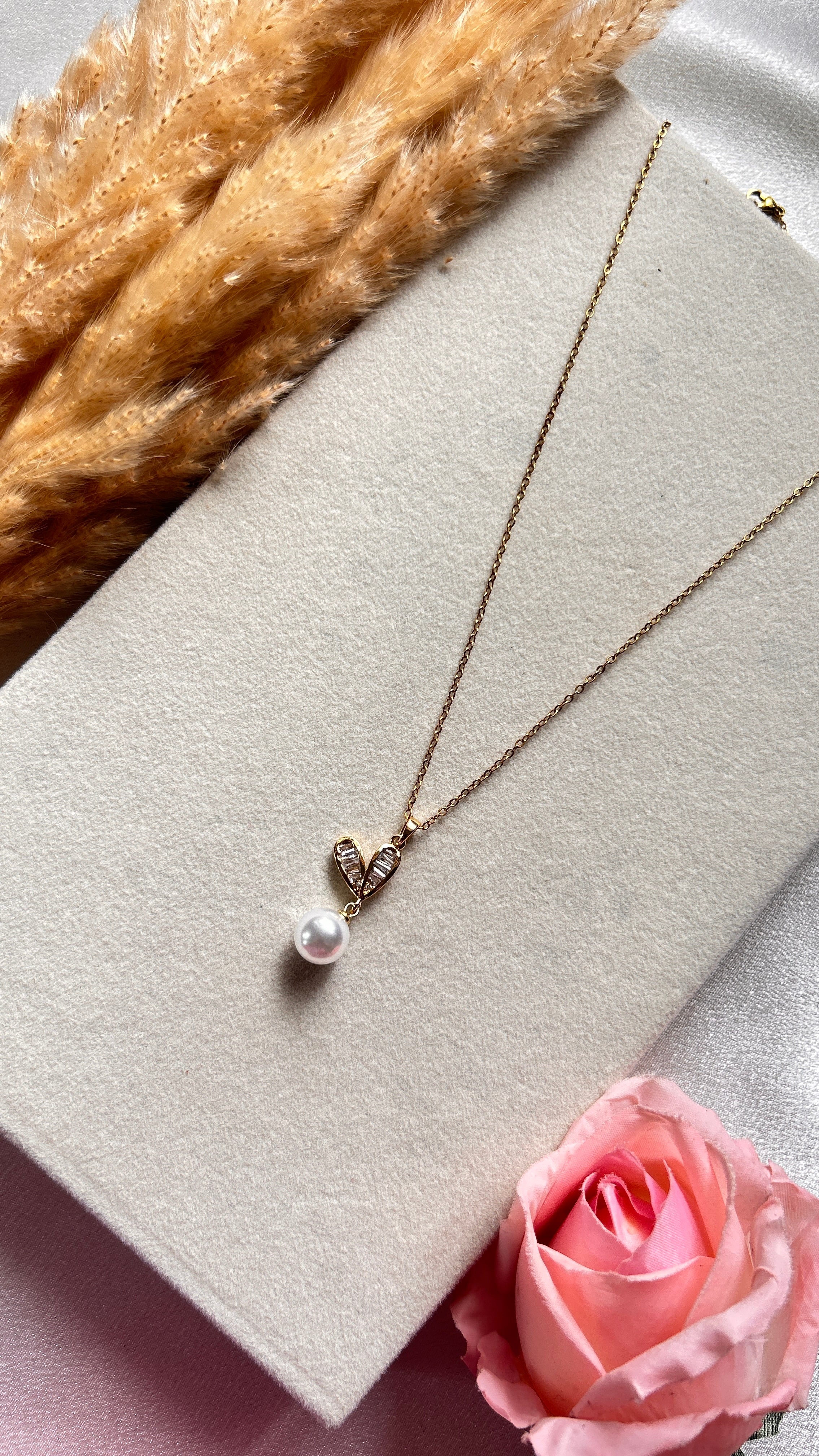 Minimal Heart Pearl Necklace